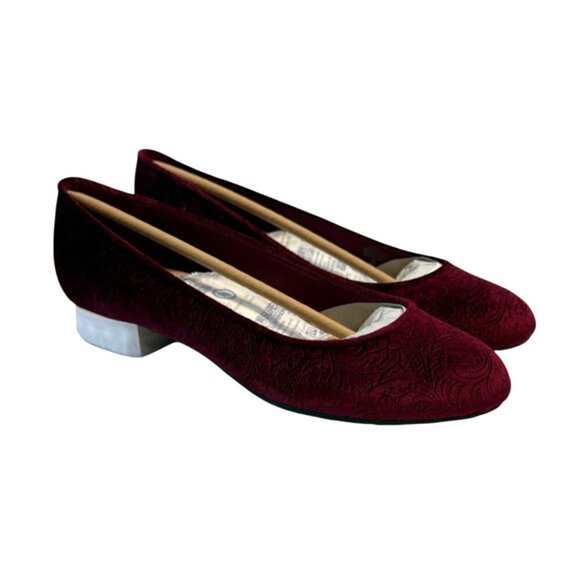 Isaac Mizrahi Women's Embossed Velvet Pearl Heeled Ballet Flat Wine Size 9.5 NIB - Picture 2 of 8